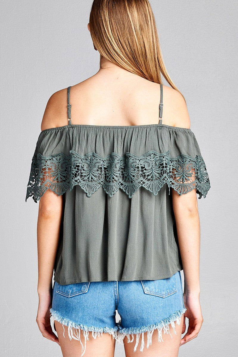 Ladies fashion open shoulder flounce w/crochet lace crinkle gauze woven top