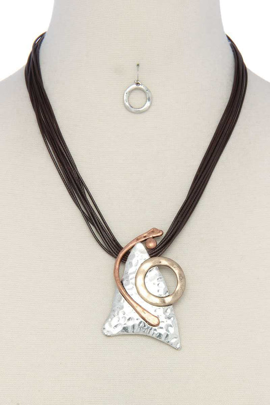 Hammered organic shape short necklace