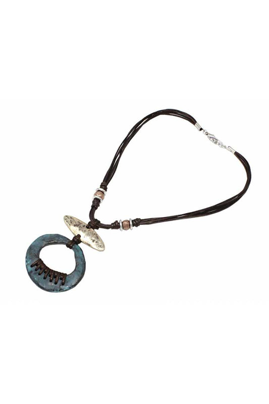 Hammered circle pendant necklace