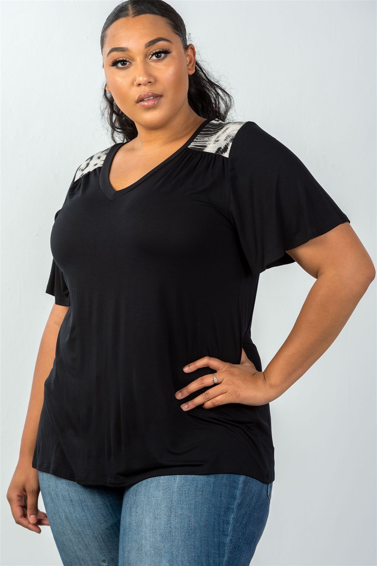 Ladies fashion plus size relax fit  v-neck short-sleeve top