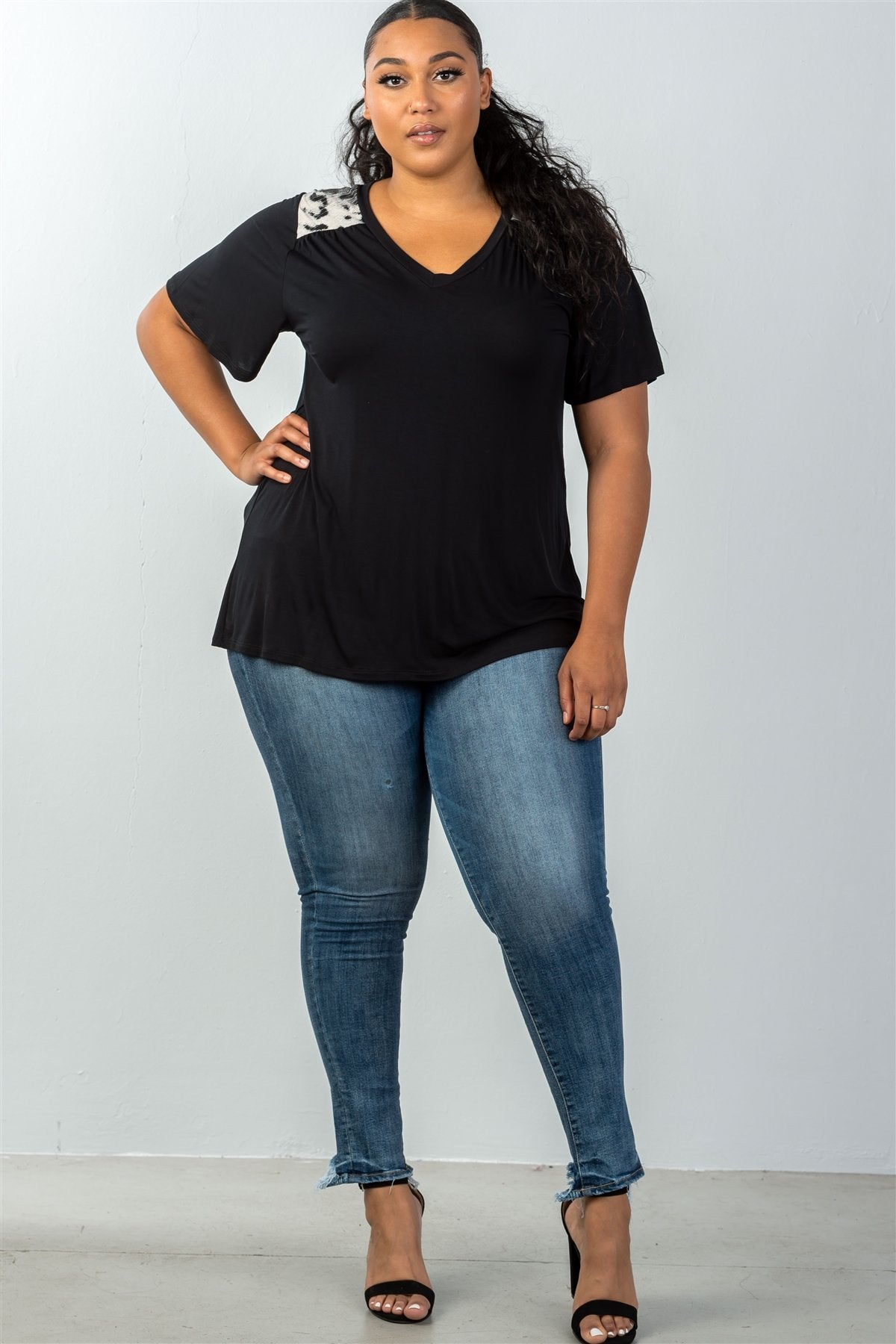 Ladies fashion plus size relax fit  v-neck short-sleeve top