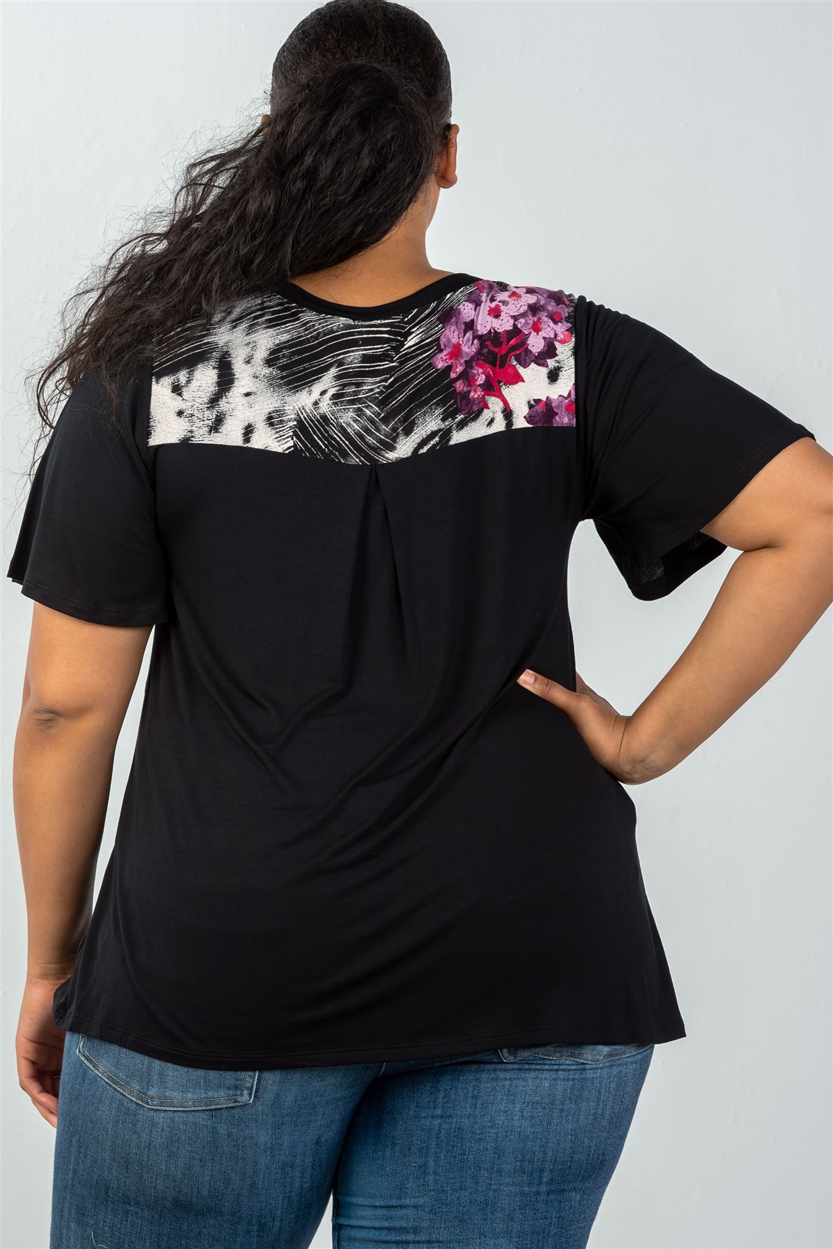 Ladies fashion plus size relax fit  v-neck short-sleeve top