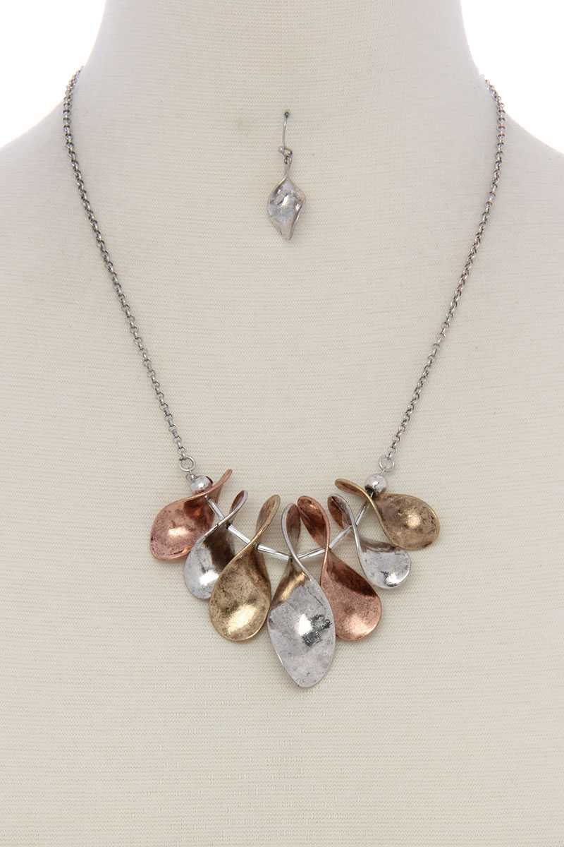 Bent oval meatl circle short necklace