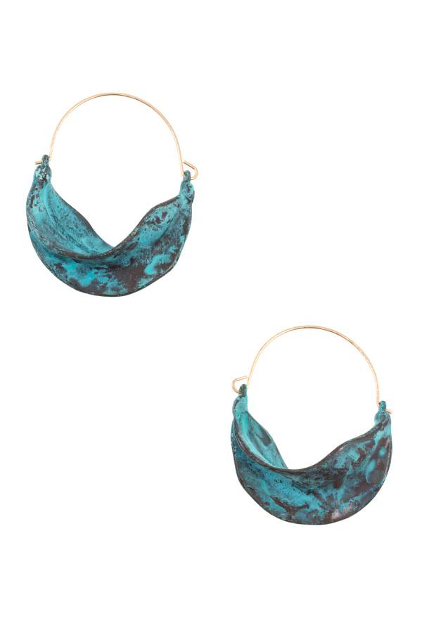Hammered wavy hoop earring