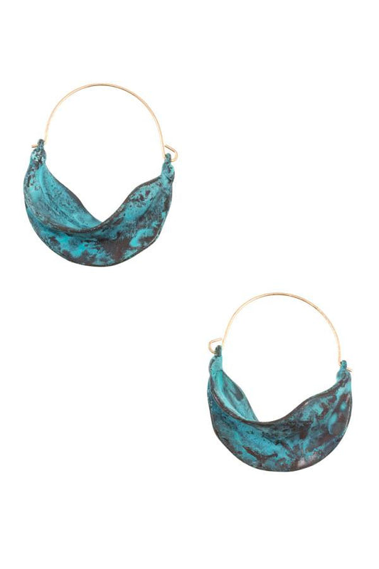 Hammered wavy hoop earring