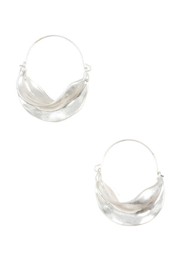 Hammered wavy hoop earring