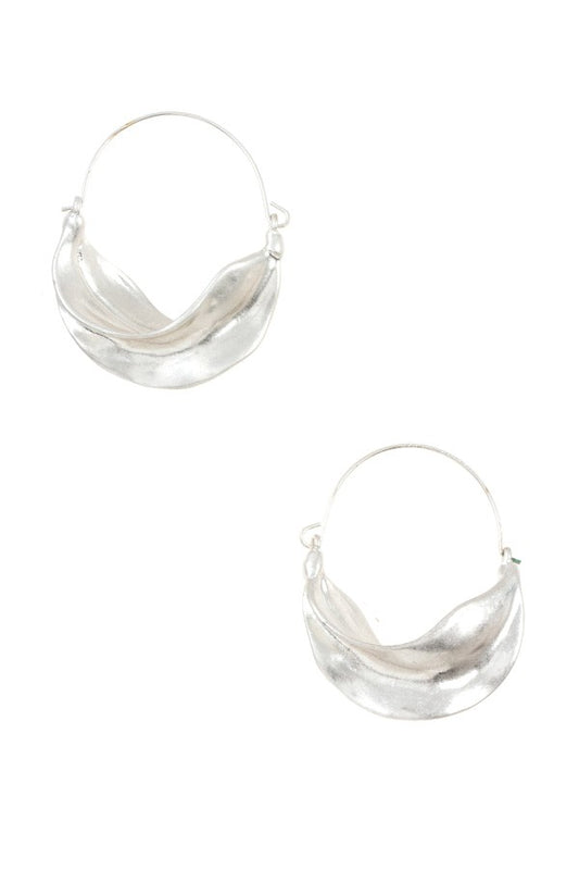 Hammered wavy hoop earring
