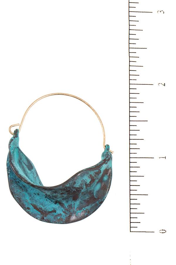 Hammered wavy hoop earring