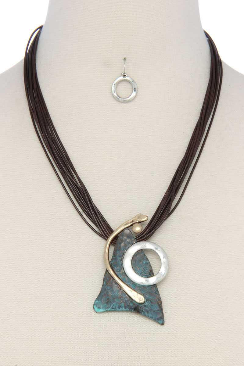 Hammered organic shape short necklace