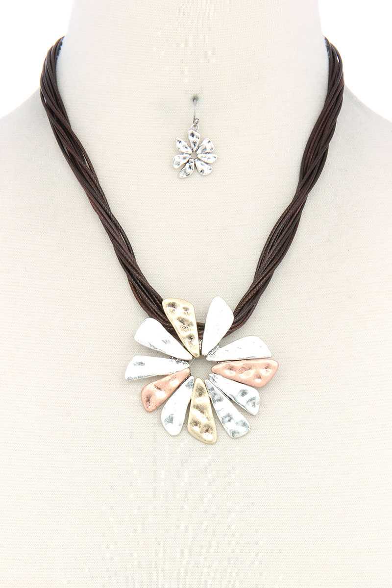 Floral Shape Pendant Necklace