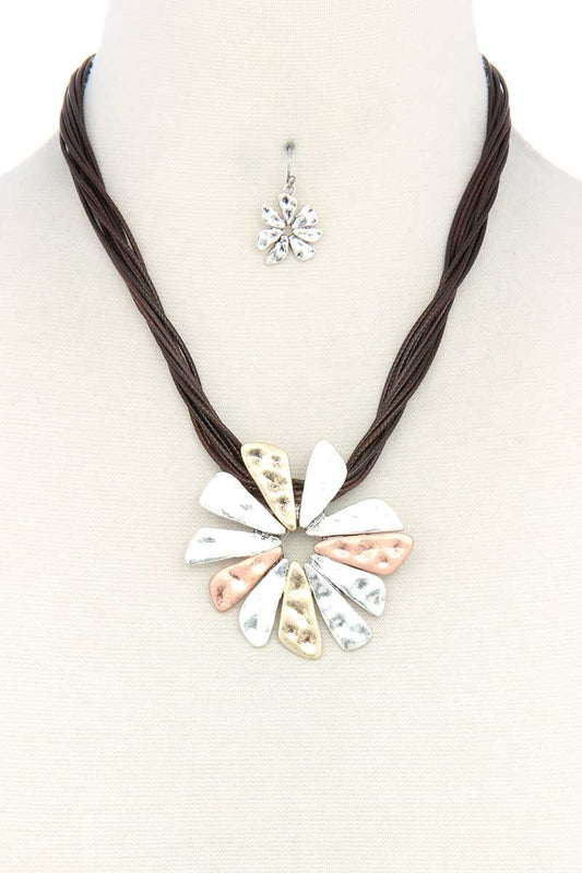 Floral Shape Pendant Necklace