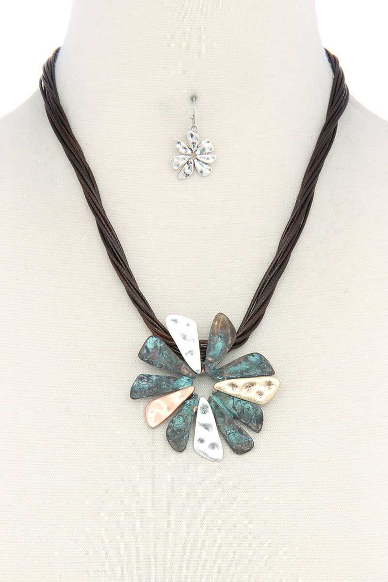 Floral Shape Pendant Necklace