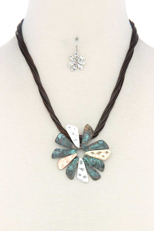 Floral Shape Pendant Necklace