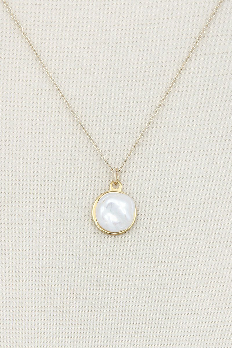 Modern Chic Pearl Pendant Necklace