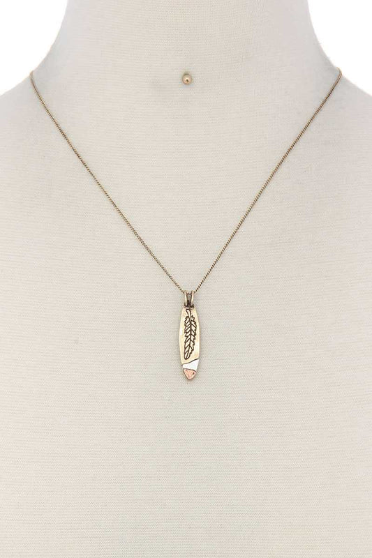 Feather Engrave Oval Shape Necklace