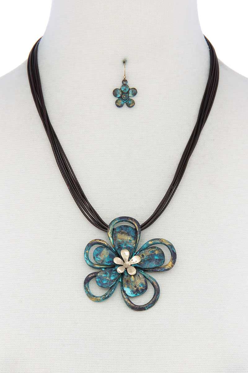 Two Tone Flower Pendant Pu Leather Necklace